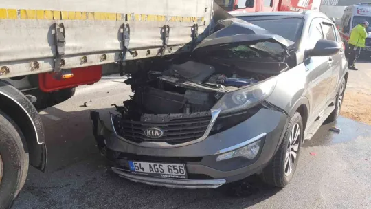 Yardım etmek için durmaya çalışan tıra çarptı: Yaralılar var