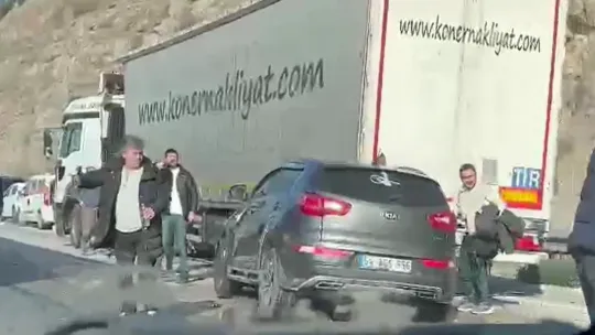 Yardım etmek için durmaya çalışan tıra çarptı: Yaralılar var