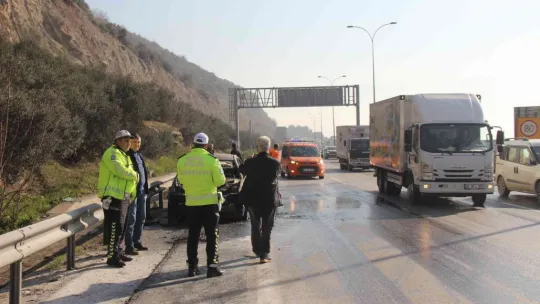 Yardım etmek için durmaya çalışan tıra çarptı: Yaralılar var