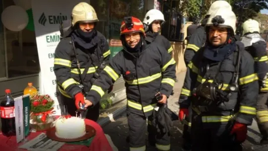Yangın ihbarına çıktılar, pastayla karşılandılar