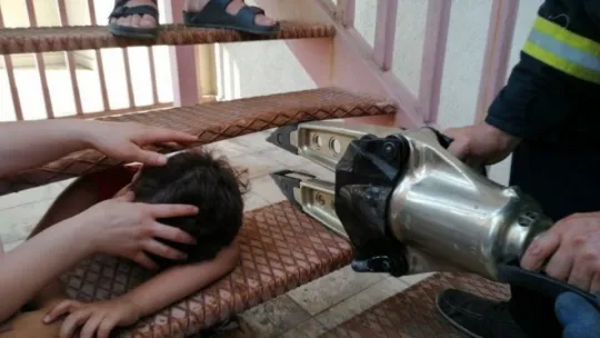 Yangın merdivenine kafası sıkışan çocuğu itfaiye kurtardı