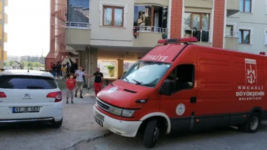 Yangın merdivenine kafası sıkışan çocuğu itfaiye kurtardı