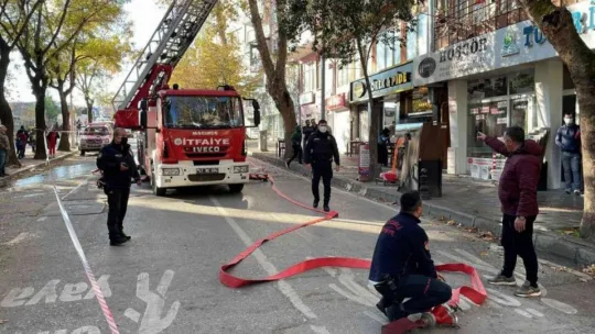 Yangın sebebiyle yol kapanınca vatandaşlar durakta kaldı!