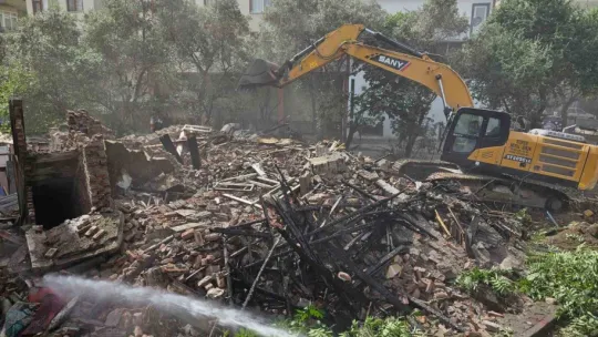 Yangında büyük hasar gören bina yıkıldı