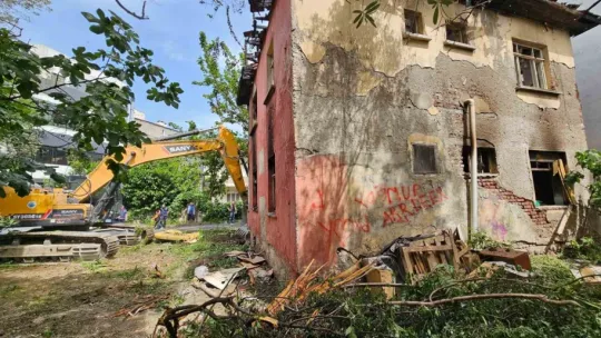 Yangında büyük hasar gören bina yıkıldı
