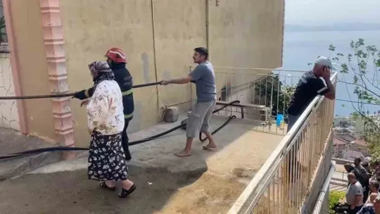 Yangında mahsur kalan 4 kişi itfaiye ekipleri tarafından kurtarıldı