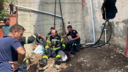 Yangında mahsur kalan 4 kişi itfaiye ekipleri tarafından kurtarıldı