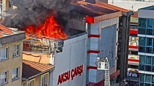 Yangında mahsur kalan engelli çalışanı zabıta kurtardı!