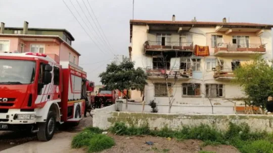 Yangında ölen adamın elleri ve ayakları zincirle bağlanmış