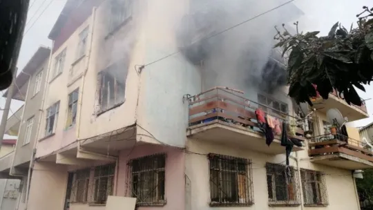 Yangında ölen adamın elleri ve ayakları zincirle bağlanmış