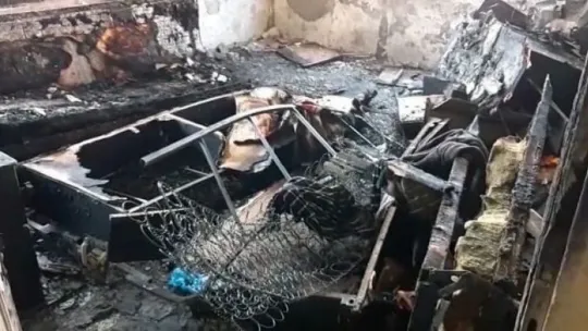 Yangında ölen adamın elleri ve ayakları zincirle bağlanmış