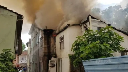 Yangından kurtardığı tavuğu ile evinin yanışını izledi