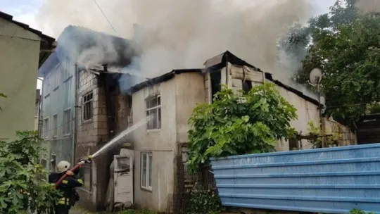 Yangından kurtardığı tavuğu ile evinin yanışını izledi