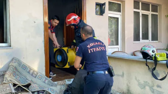 Yangını fark eden baba ile kızı dışarı çıkarak kurtuldu