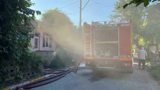 Yangını fark eden baba ile kızı dışarı çıkarak kurtuldu