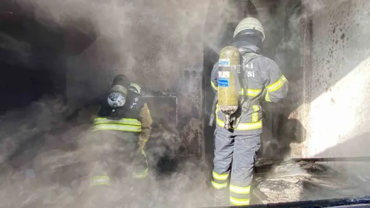 Yangını fark eden baba ile kızı dışarı çıkarak kurtuldu