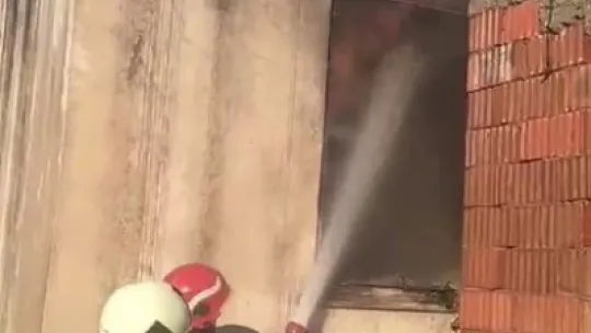 Yangını fark eden baba ile kızı dışarı çıkarak kurtuldu