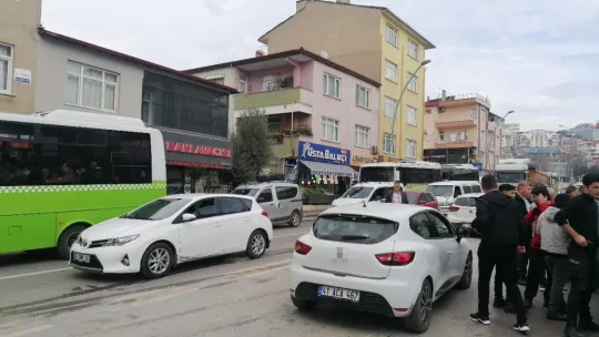 Yanlayarak yola çıkan otomobil kazaya sebep oldu