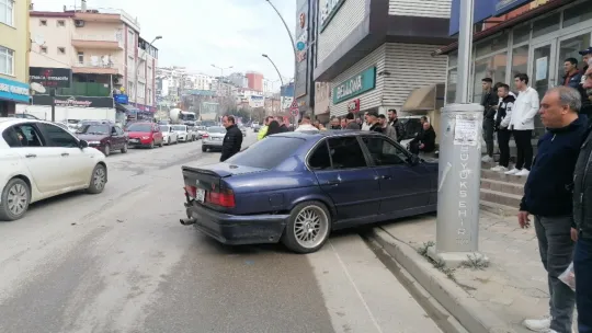 Yanlayarak yola çıkan otomobil kazaya sebep oldu