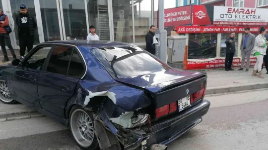 Yanlayarak yola çıkan otomobil kazaya sebep oldu
