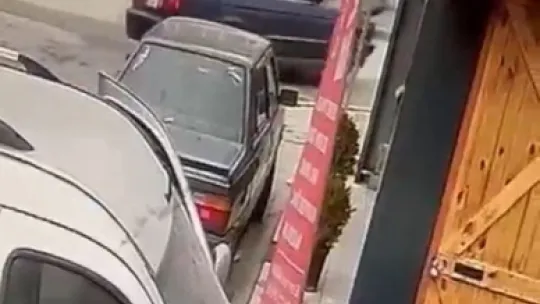 Yanlayarak yola çıkan otomobil kazaya sebep oldu