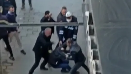 Yanlış anlaşılma oldu! Cadde ortasında tekme tokat daldılar!