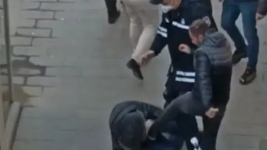 Yanlış anlaşılma oldu! Cadde ortasında tekme tokat daldılar!