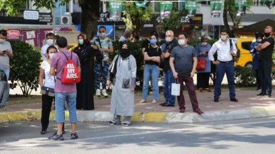 Yanlış okula giden öğrenciyi sınava polis memuru koşarak yetiştirdi
