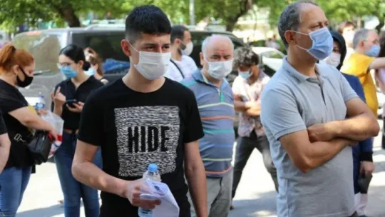 Yanlış okula giden öğrenciyi sınava polis memuru koşarak yetiştirdi