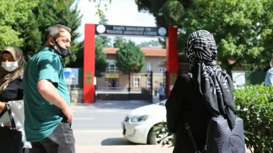 Yanlış okula giden öğrenciyi sınava polis memuru koşarak yetiştirdi