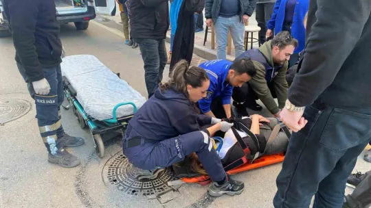Yaralıya ilk müdahaleyi yoldan geçen hasta nakil ambulansı ekipleri yaptı