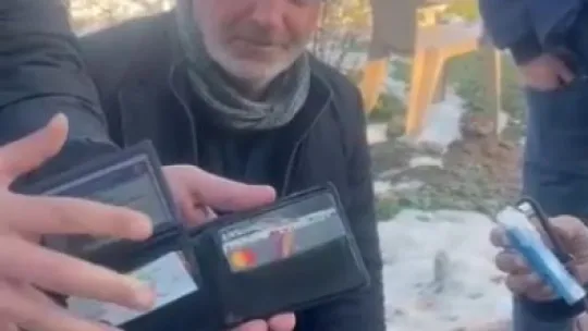 Montun cebinde unutulan cüzdanı geri teslim etti