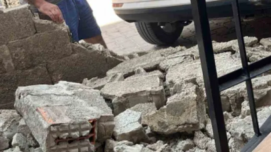 Yardım istedi, az kalsın otomobilinden oluyordu