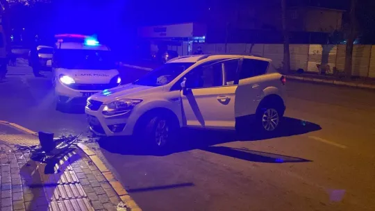 Yarış yapanlara çarpmamak için elektrik direğine çarptı