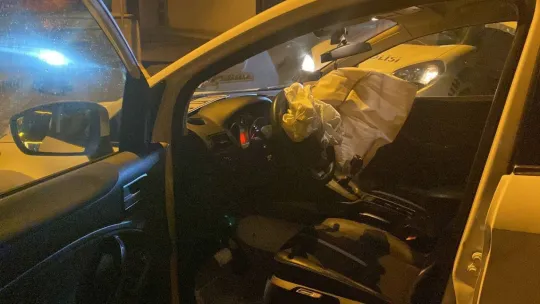 Yarış yapanlara çarpmamak için elektrik direğine çarptı