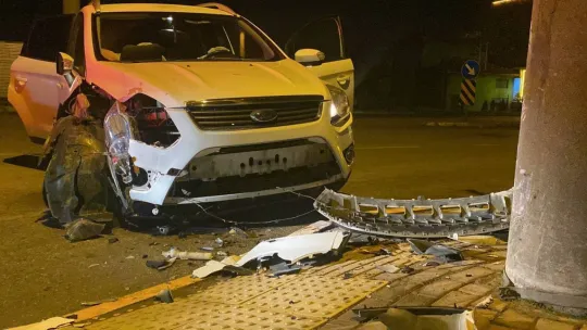 Yarış yapanlara çarpmamak için elektrik direğine çarptı