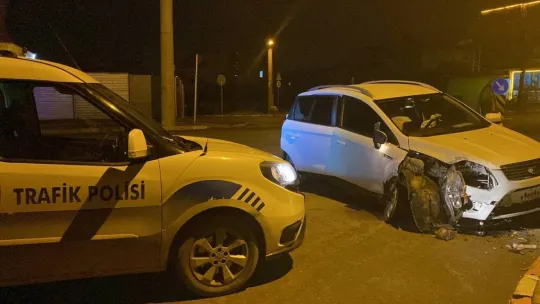 Yarış yapanlara çarpmamak için elektrik direğine çarptı