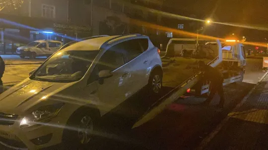 Yarış yapanlara çarpmamak için elektrik direğine çarptı