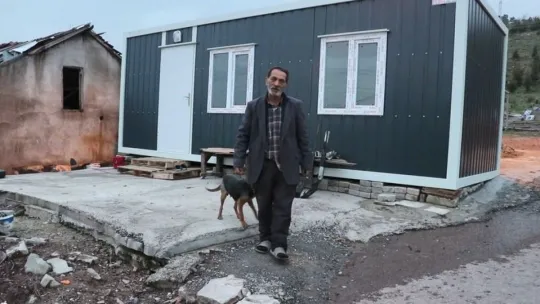 Yaşadığı konteyner yanınca sokakta kalan vatandaş, yeni konteynerine kavuştu