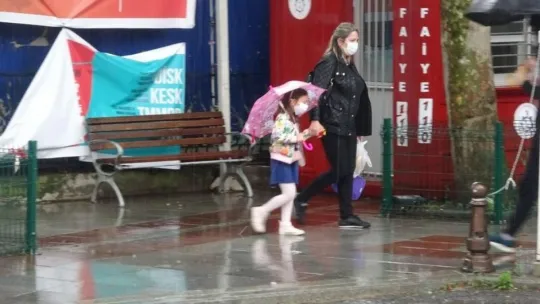 Yasak sonrası yağmura yakalandılar