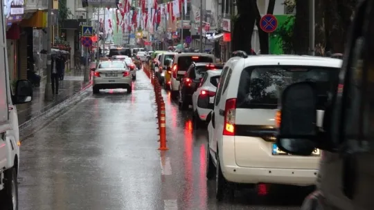 Yasak sonrası yağmura yakalandılar