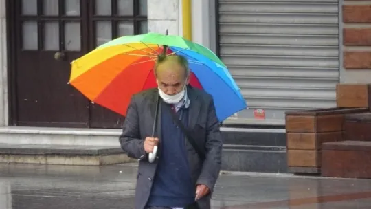 Yasak sonrası yağmura yakalandılar