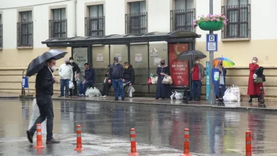 Yasak sonrası yağmura yakalandılar