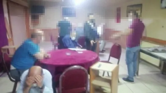 Yasakları delip kumar oynayan 24 kişi polise yakalandı