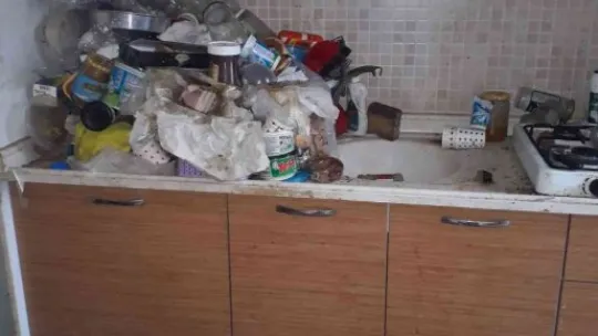 Yaşlı adamın evinden tonlarca çöp çıktı