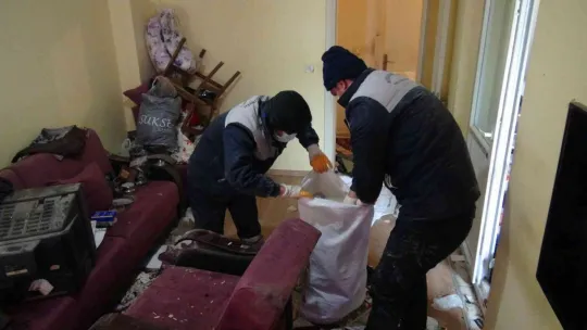 Yaşlı adamın evinden tonlarca çöp çıktı