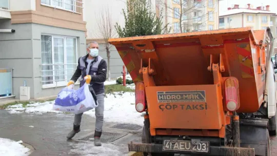 Yaşlı adamın evinden tonlarca çöp çıktı