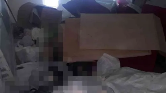 Yaşlı adamın evinden tonlarca çöp çıktı