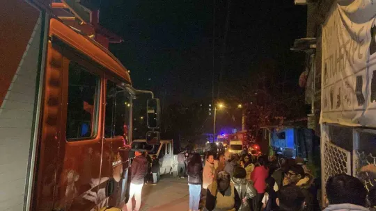 Gecekondu yandı, mahalleli sokağa döküldü