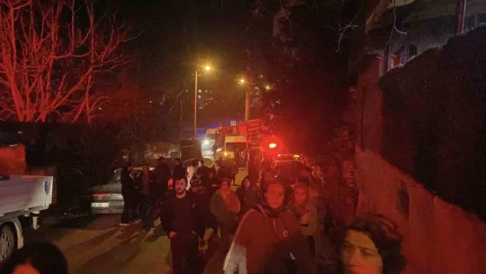 Gecekondu yandı, mahalleli sokağa döküldü